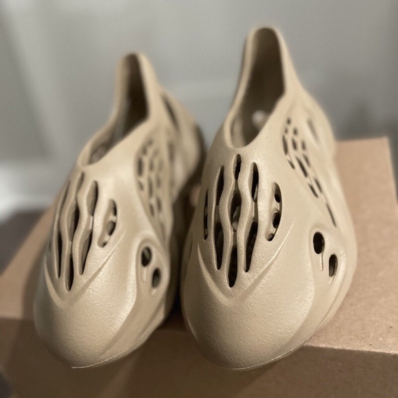 Adidas Yeezy Foam RNNR Mist - Picture 8 of 9